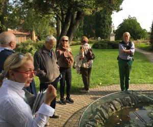 Engagerad guidning i en klosterträdgård