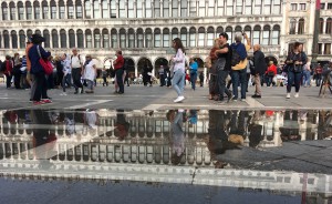 St Marcusplatsen med acqua alta på g. Det blev inte så farligt denna gång